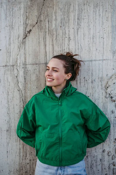 Портрет Молодої Міської Жінки Зеленій Куртці Спирається Бетонну Стіну Під — стокове фото