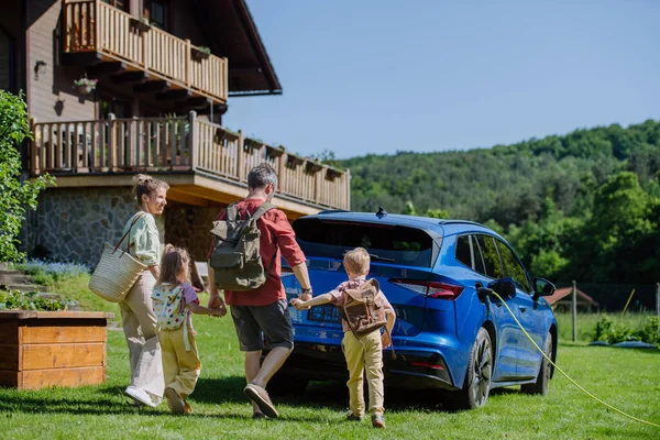 Šťastná Rodina Připravuje Výlet Nabíjí Své Elektrické Auto — Stock fotografie