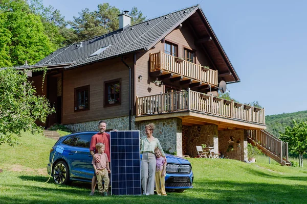 Gelukkig Gezin Poseren Met Een Fotovoltaïsche Paneel Tijdens Hun Elektrische — Stockfoto