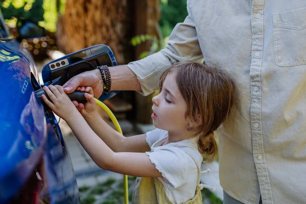 Ojciec Jego Córeczka Ładują Samochód Elektryczny — Zdjęcie stockowe