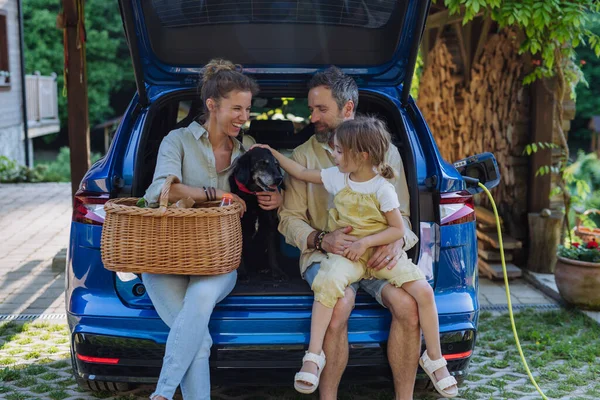 Šťastná Rodina Sedí Kufru Auta Čeká Nabíjení Přípravy Piknik — Stock fotografie