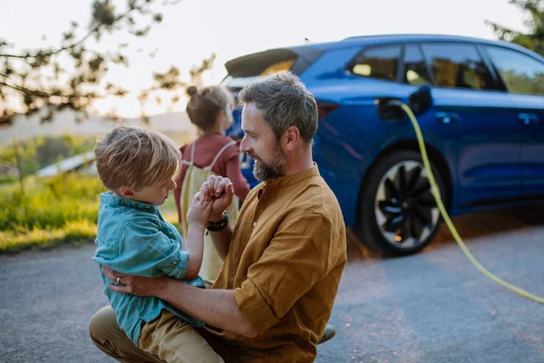 Pai Com Seus Filhos Esperando Pelo Carregamento Carro Elétrico Preparando — Fotografia de Stock