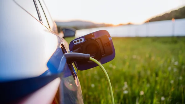 Zbliżenie Ładowania Samochodów Elektrycznych Koncepcja Ekologii Zrównoważonego Rozwoju — Zdjęcie stockowe