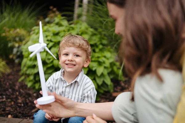 Portriat Niño Lindo Sosteniendo Turbina Viento Mientras Que Padre Carga — Foto de Stock