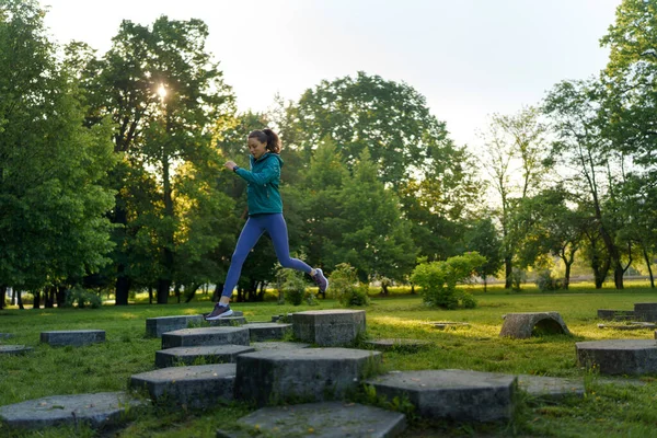 Retrato Completo Hermosa Mujer Fitness Saltando Sobre Obstáculos Concretos Parque — Foto de Stock