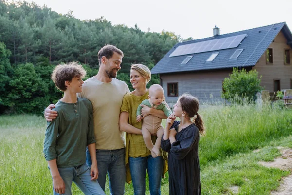 Šťastná Rodina Poblíž Jejich Domu Solárními Panely Alternativní Energie Úspory — Stock fotografie