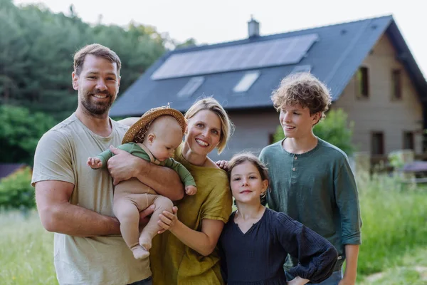 Evlerinin Yanında Güneş Panelleri Olan Mutlu Bir Aile Alternatif Enerji — Stok fotoğraf
