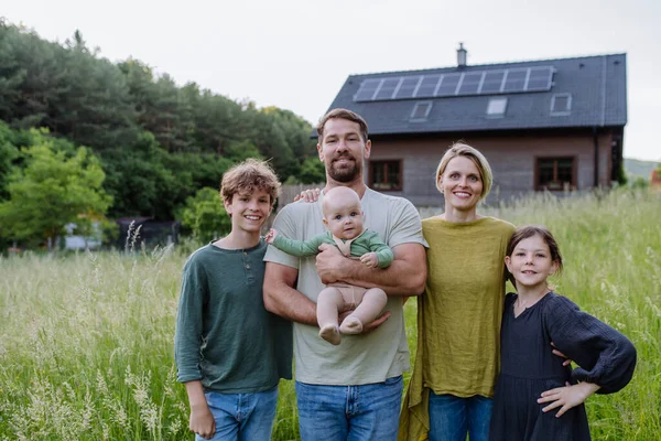 Щаслива Родина Біля Свого Будинку Сонячними Панелями Альтернативна Енергія Збереження — стокове фото