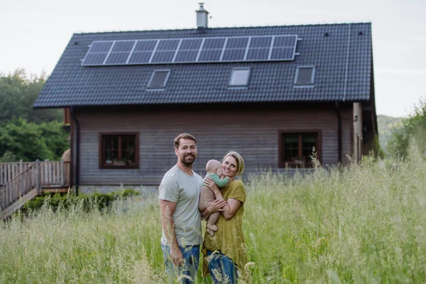 ソーラーパネル付きの家の近くの幸せな家族 代替エネルギー 省資源 持続可能なライフスタイルの概念 — ストック写真
