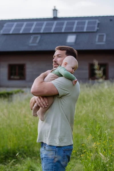Ευτυχισμένος Πατέρας Αγοράκι Στέκεται Μπροστά Από Σπίτι Του Ηλιακούς Συλλέκτες — Φωτογραφία Αρχείου