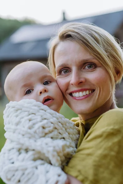 Retrato Uma Mãe Feliz Com Seu Bebê Pequeno Frente Sua — Fotografia de Stock