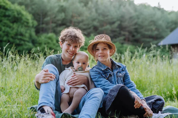 Potret Tiga Anak Saudara Kandung Duduk Rumput Bersenang Senang Bersama — Stok Foto