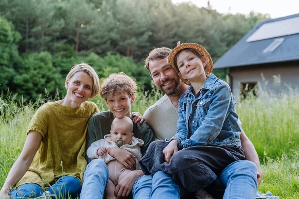 Gelukkige Familie Bij Hun Huis Met Een Zonnepaneel Alternatieve Energie — Stockfoto