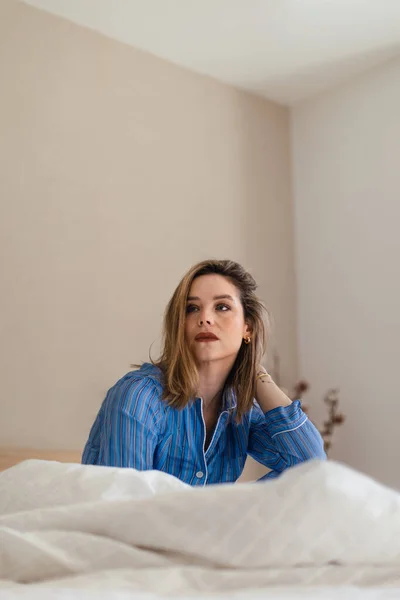 Pijamalı Genç Bir Kadının Portresi — Stok fotoğraf