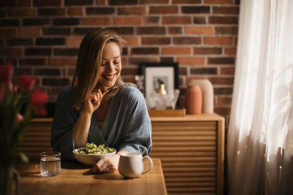 Jonge Vrouw Die Salade Eet Keuken Concept Van Gezond Eten — Stockfoto