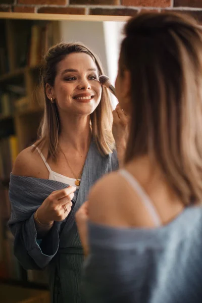 Ung Kvinna Gör Sin Make Tittar Spegel — Stockfoto
