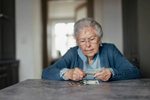 Olycklig Enior Kvinna Räknar Sin Pension Hemma — Stockfoto