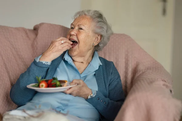 Senior Mulher Descansando Sua Casa Comer Morangos — Fotografia de Stock