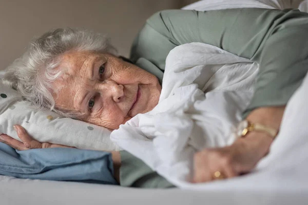 Κοντινό Πλάνο Μιας Ηλικιωμένης Γυναίκας Ξαπλωμένης Στο Κρεβάτι Της Και — Φωτογραφία Αρχείου