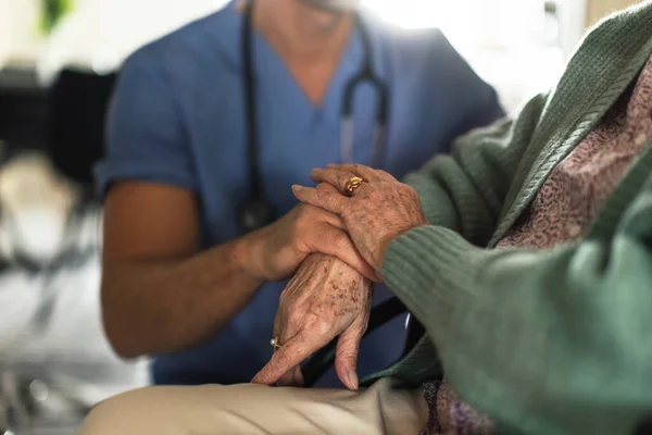 Närbild Caregiverr Hålla Händerna Sin Senior Klient Begreppet Hälso Och — Stockfoto