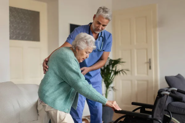 Pflegekraft Hilft Seniorin Aus Ihrem Rollstuhl Ihrem Haus Stehen Eine — Stockfoto