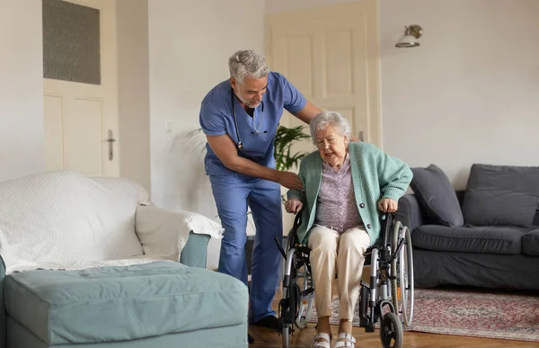 Cuidador Ajudando Mulher Idosa Levantar Sua Cadeira Rodas Sua Casa — Fotografia de Stock
