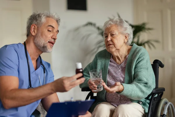 Pflegekraft Überprüft Seniorin Regelmäßig Ihrem Haus — Stockfoto