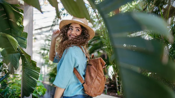 Retrato Una Joven Hermosa Mujer Jardín Botánico — Foto de Stock