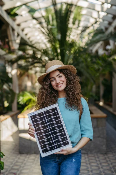 Jeune Femme Dans Jardin Botanique Tenant Panneau Solaire Concept Énergie — Photo