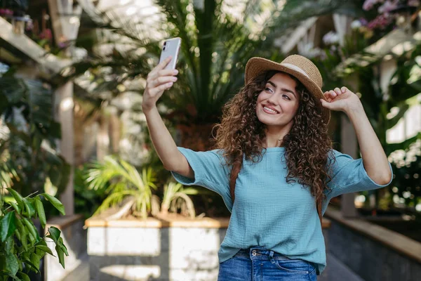 Giovane Donna Giardino Botanico Prendendo Selfie Concetto Turista Vacanza — Foto Stock