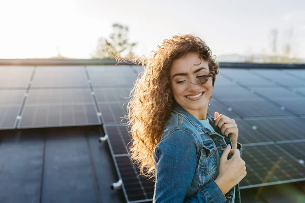 Çatıda Güneş Panelleri Olan Genç Bir Kadının Portresi — Stok fotoğraf