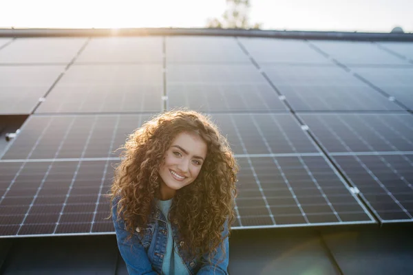 Çatıda Güneş Panelleri Olan Genç Bir Kadının Portresi — Stok fotoğraf