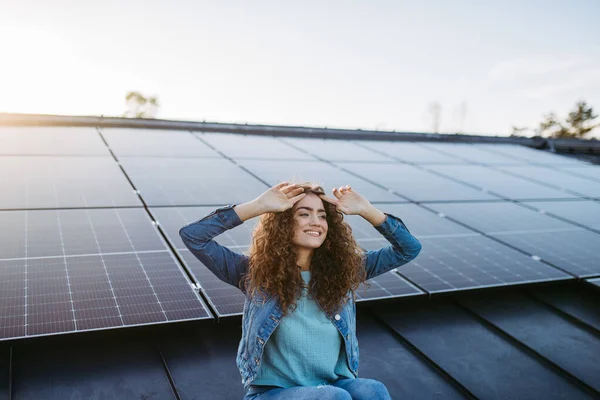 Portret Młodej Kobiety Właścicielki Dachu Panelami Słonecznymi — Zdjęcie stockowe