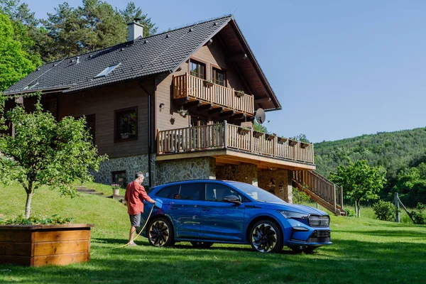 Man Laadt Zijn Elektrische Auto Tuin Bij Zijn Huis — Stockfoto
