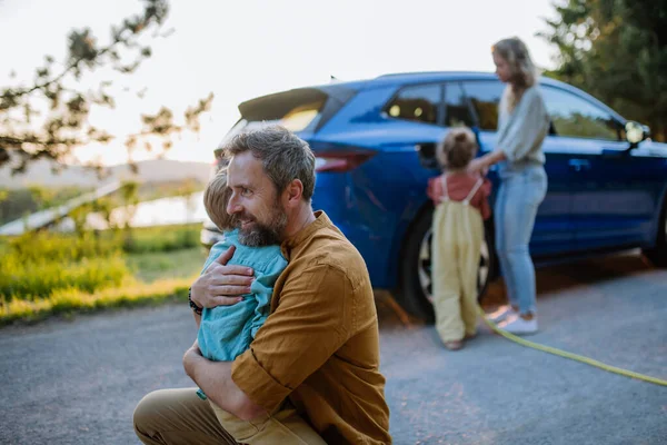 Rodina Dvěma Dětmi Nabíjí Své Elektrické Auto Během Rodinného Výletu — Stock fotografie