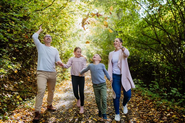 Возбужденная Семья Детьми Гуляющими Осеннем Лесу — стоковое фото