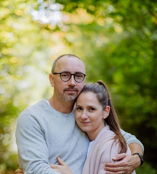 愛の幸せなカップルの肖像画は 森の中にポーズ — ストック写真