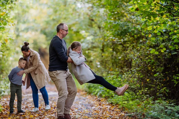 Glückliche Familie Hat Spaß Mit Kindern Wald — Stockfoto