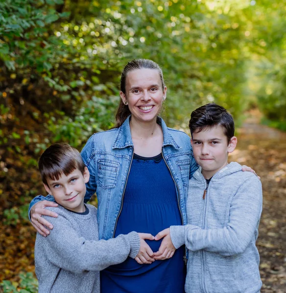 Portrait Pregnant Mother Her Sons Outdoor Forest — Stock Photo, Image