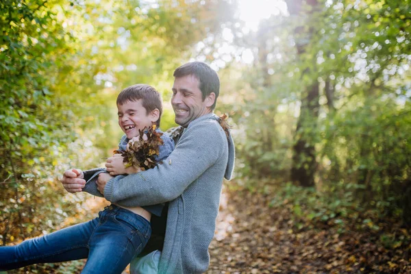 Baba Çocukları Ormanda Eğleniyor Yaprak Döküyorlar — Stok fotoğraf