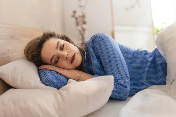 Zbliżenie Pięknej Kobiety Śpiącej Łóżku — Zdjęcie stockowe