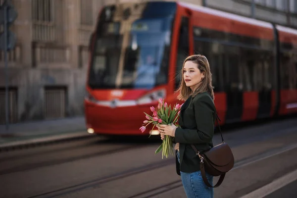 Portrait Jeune Femme Dans Une Ville Avec Bouquet Tulipes — Photo