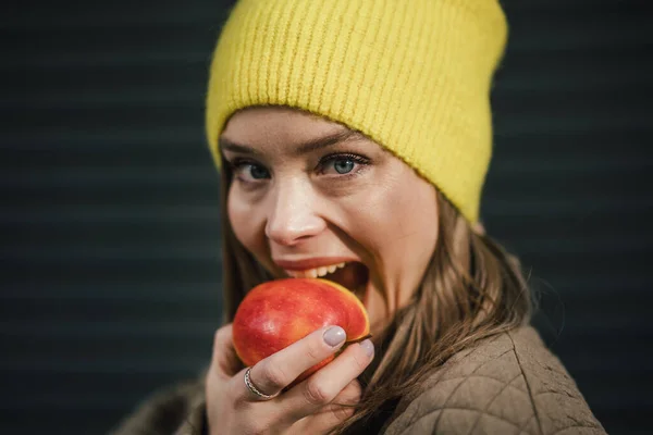 Elma Yiyen Genç Şık Bir Kadının Portresi — Stok fotoğraf