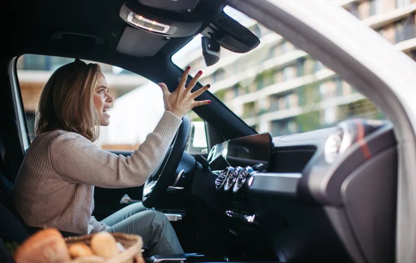 Upset Woman Driving Her Car City — Stock Photo, Image