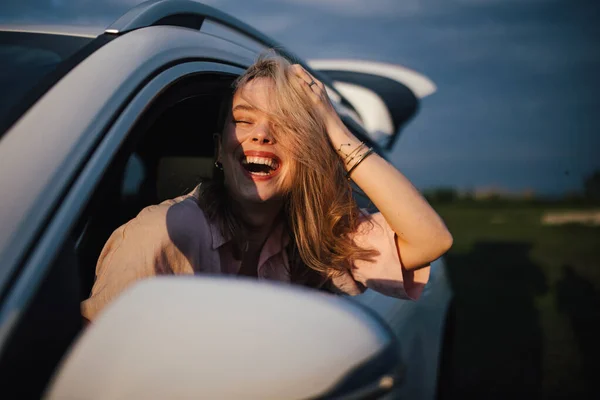 Szczęśliwa Kobieta Prowadzi Swój Nowy Elektryczny Samochód Mieście — Zdjęcie stockowe
