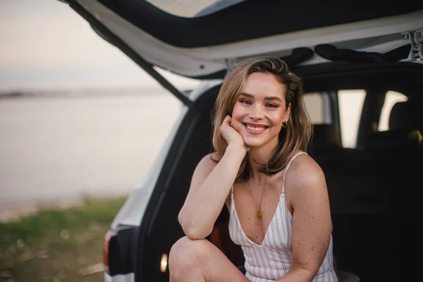 Junge Frau Sitzt Kofferraum Eines Autos See Und Genießt Die — Stockfoto