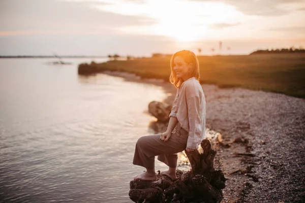 Молодая Женщина Отдыхает Озера Наслаждаясь Летним Временем — стоковое фото