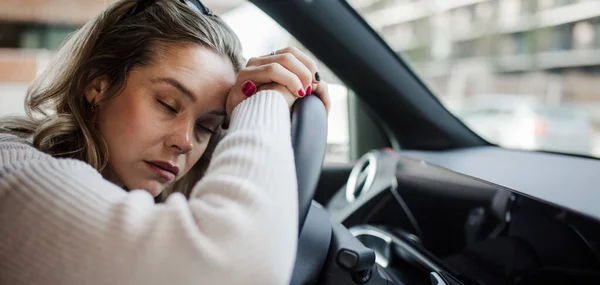 Portret Młodej Zmęczonej Kobiety Śpiącej Samochodzie Koncepcja Bezpieczeństwa Jazdy — Zdjęcie stockowe