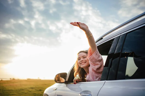 Szczęśliwa Kobieta Prowadzi Swój Nowy Elektryczny Samochód Mieście — Zdjęcie stockowe
