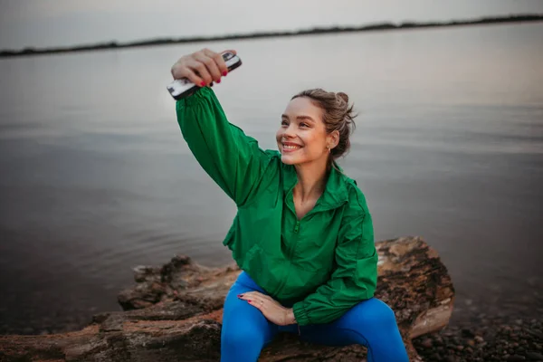 Portret Van Een Vrolijke Vrouw Die Selfie Neemt Sportieve Kleren — Stockfoto